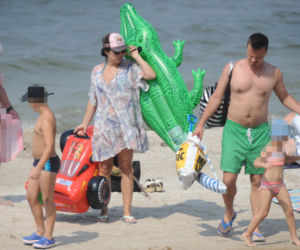 KATARZYNA CICHOPEK Z RODZINĄ NA PLAŻY