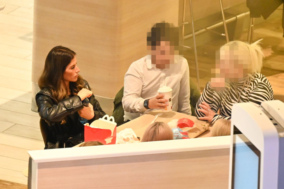 Weronika Rosati kurzy w McDonaldzie przy dziecku