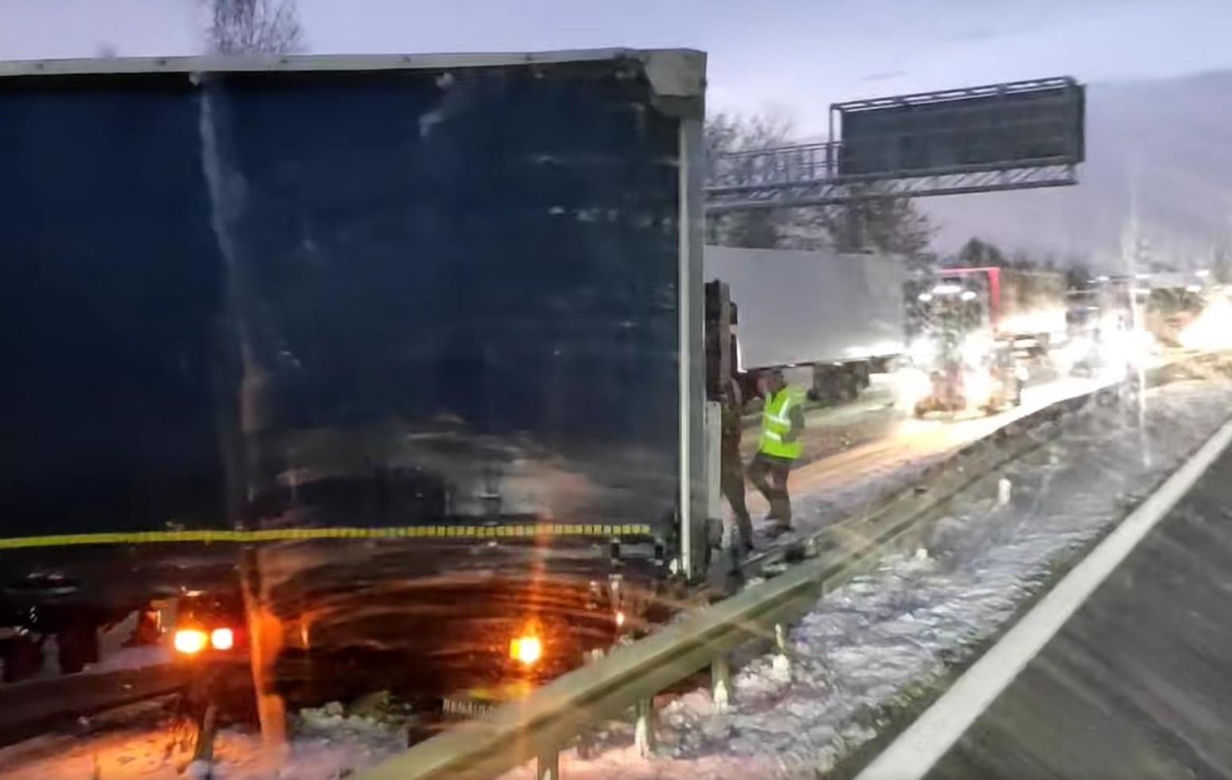 Zablokowana trasa S1 w Sosnowcu. TIR uderzył w barierki
