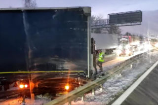 Zablokowana trasa S1 w Sosnowcu. TIR uderzył w barierki