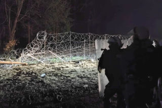 Nocny szturm na granicę w okolicach Czeremchy. 200 migrantów niszczyło zaporę