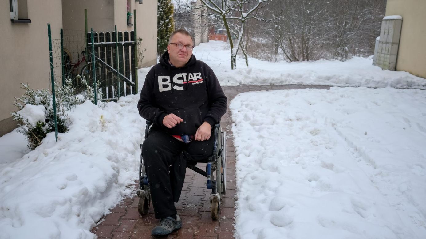 Na wózku inwalidzkim odśnieżał drogę do lekarza 