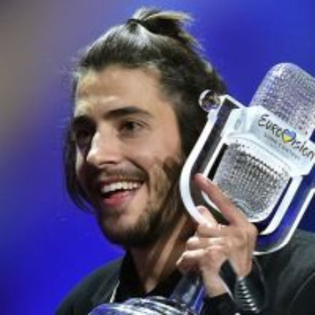Salvador Sobral miał na brzuchu sprzęt trzymający go przy życiu! #Eurowizja2017