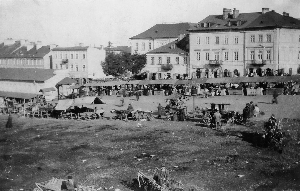 Tak na starych zdjęciach wyglądał targ na Świętoduskiej w Lublinie. Musicie to zobaczyć!