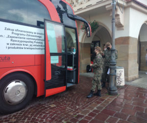 Podkarpaccy terytorialsi oddają krew na rzeszowskim Rynku. Stanął tam krwiobus