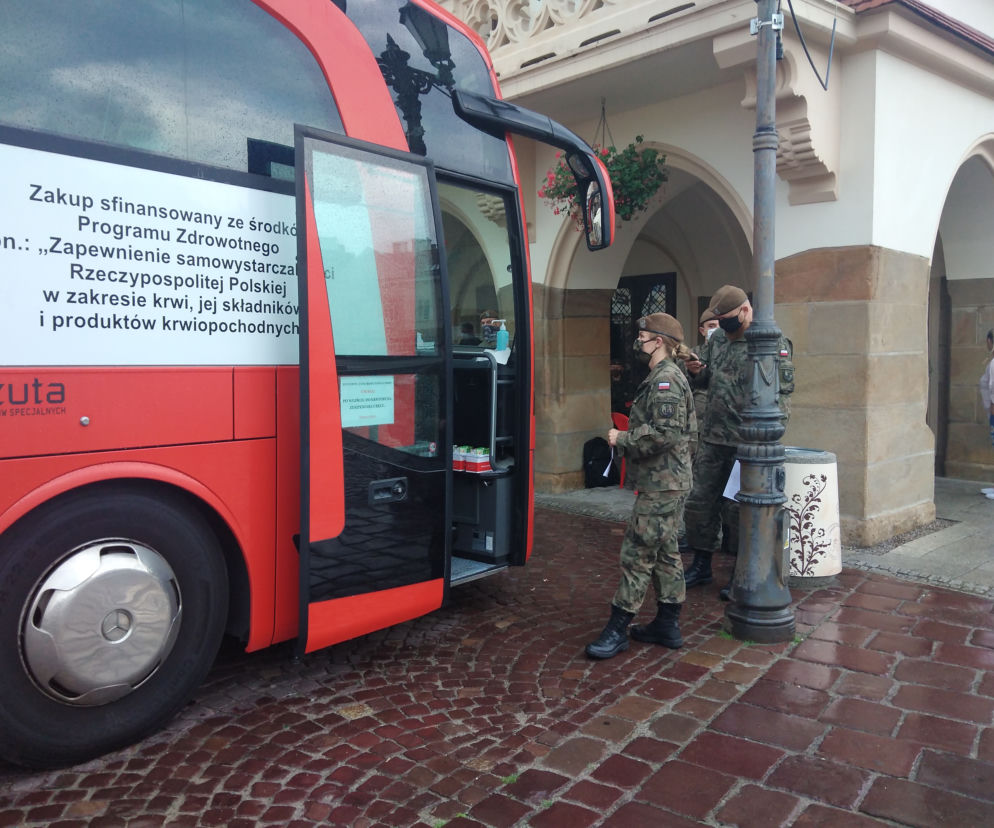 Podkarpaccy terytorialsi oddają krew na rzeszowskim Rynku. Stanął tam krwiobus