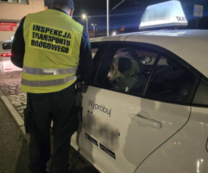 Skontrolowali taksówkarzy i kierowców na aplikację w Lesznie. Kto i jak wozi pasażerów?