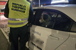 Skontrolowali taksówkarzy i kierowców na aplikację w Lesznie. Kto i jak wozi pasażerów?