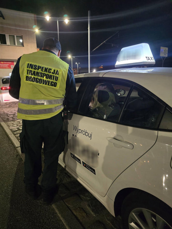 Skontrolowali taksówkarzy i kierowców "na aplikację" w Lesznie. Kto i jak wozi pasażerów?