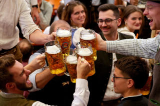 Oktoberfest ledwo się zaczął, a już pierwszy przypadek „bierleiche”. 19‑latek padł po alkoholu