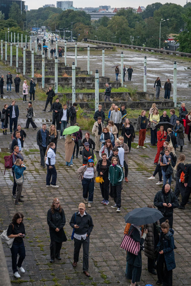 Otwarcie Biennale w Tallinie. Uczestnicy przed Linnahall