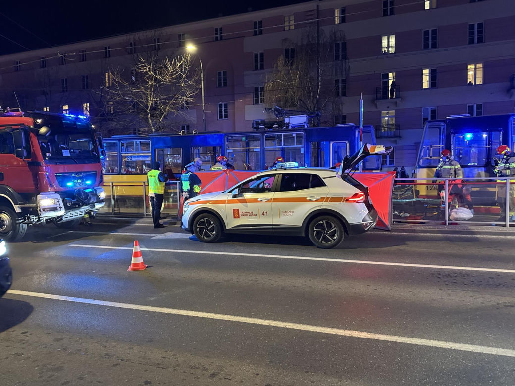 Dramat w Śródmieściu. Pieszy wpadł pod tramwaj