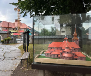 Architektura, w której krzyż występuje jako plan, forma, inspiracja i symbol. Nowy kościół w Ochotnicy Dolnej według projektu Andrzeja Mikulskiego