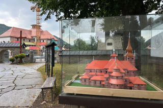 Tuż obok zabytkowego drewnianego kościoła w Ochotnicy Dolnej powstaje monumentalna świątynia zwieńczona 22 krzyżami, inspirowana stauroteką i powracającą do czasów architektury romańskiej