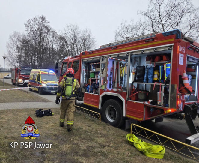 Tragiczny pożar w bloku na Dolnym Śląsku. Służby walczyły z ogniem, jest ofiara śmiertelna