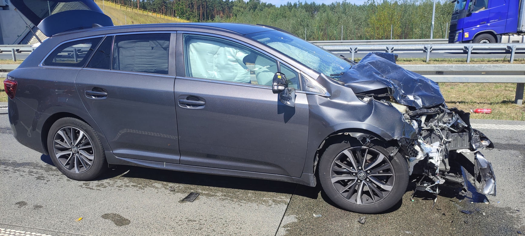 Makabryczny wypadek na S8 pod Wyszkowem! Jedna osoba zginęła w zderzeniu dwóch osobówek i tira [ZDJĘCIA]