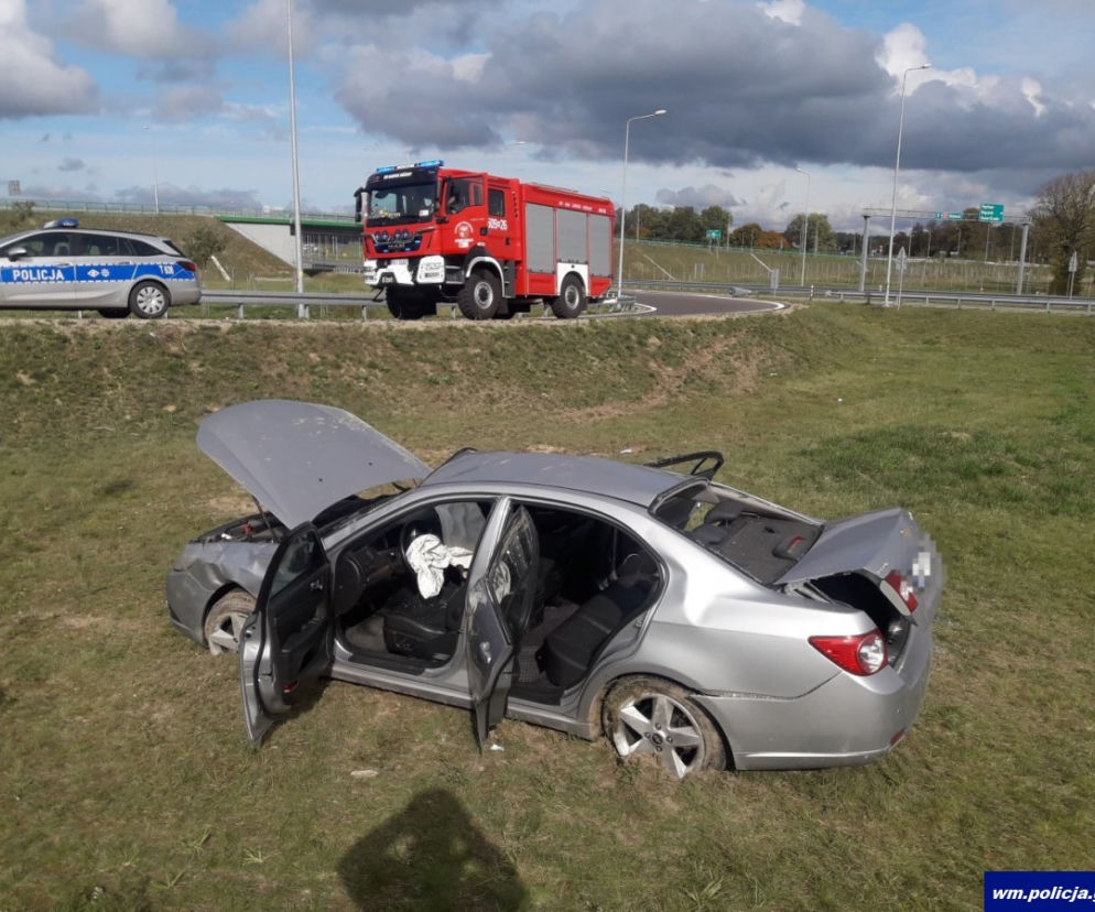 Chevrolet dachował z 8-miesięcznym dzieckiem Auto przestrzeliło węzeł na DK 7