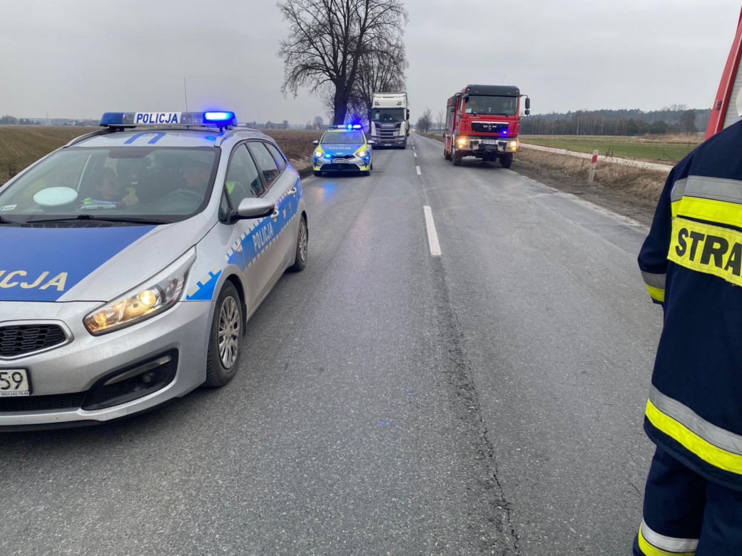 Bus zderzył się z ciężarówką na DK 25 pod Koninem! Troje dzieci trafiło do szpitala [ZDJĘCIA]