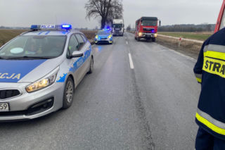 Bus zderzył się z ciężarówką na DK 25 pod Koninem! Troje dzieci trafiło do szpitala [ZDJĘCIA]
