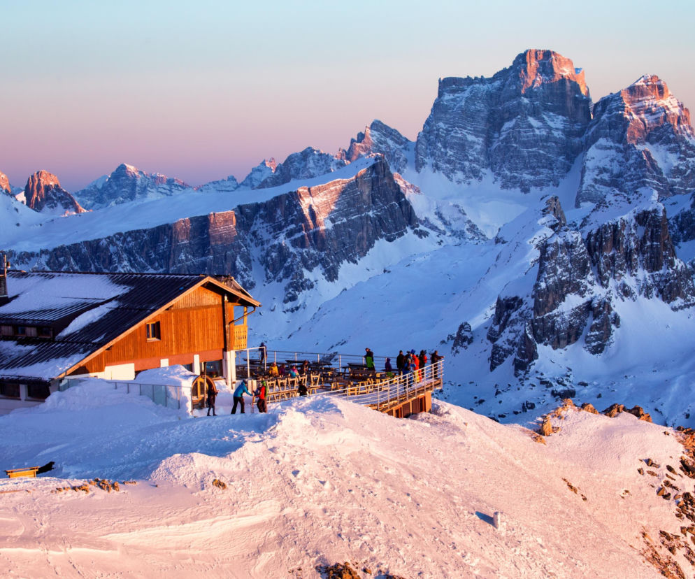 Górskie schronisko w ośnieżonych Dolomitach. O zagrożeniu niewybuchami na szlakach przeczytasz na SE.