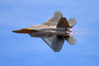 Najpotężniejsze myśliwce świata będą stacjonować w Łasku! F-22 Raptor są już w drodze 