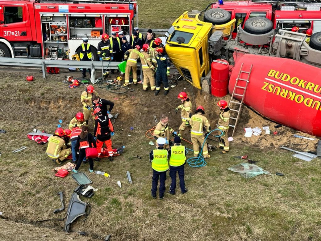 Kierowca zakleszczony w pojeździe, a na jezdni rozlany beton. Przerażająca kolizja przy węźle Opacz