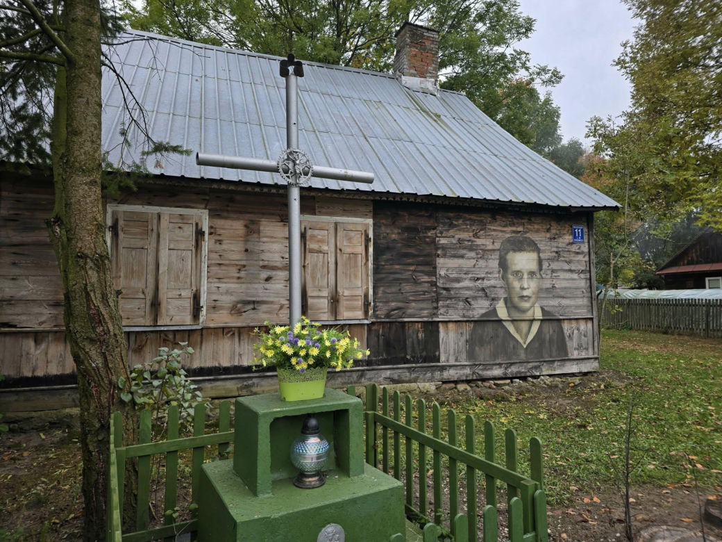 Wieś Kosierady Wielkie na terenie gminy Sokołów Podlaski staje się coraz piękniejsza. Wszystko za sprawę tzw. drewnali