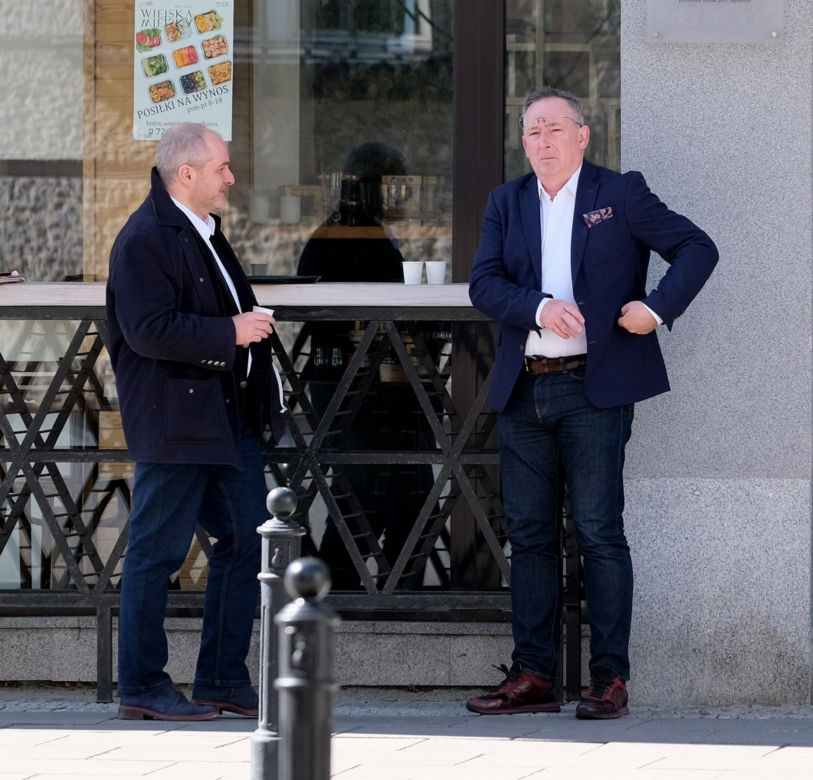 Posłowie mają w nosie zakazy