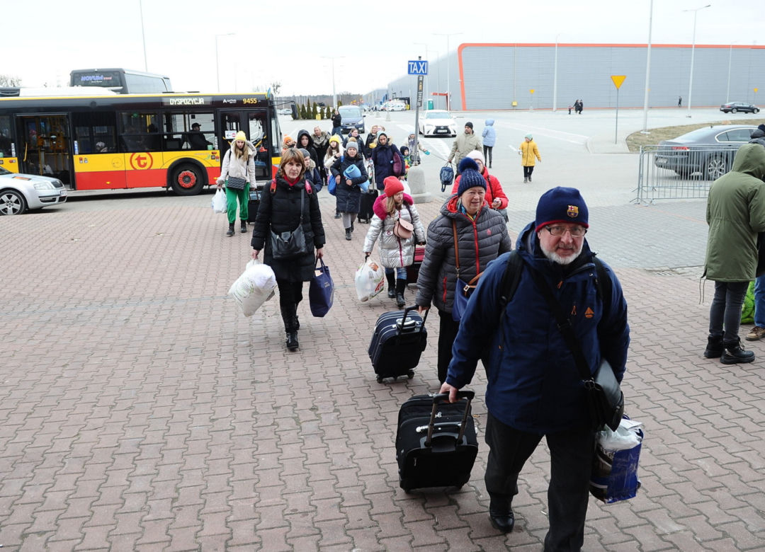 Uchodźcy w Warszawie to już 10 proc. mieszkańców stolicy. Śpią w hali targowej, na boisku i w biurowcu