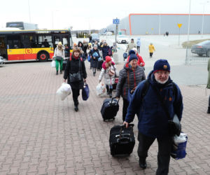 Uchodźcy w Warszawie to już 10 proc. mieszkańców stolicy. Śpią w hali targowej, na boisku i w biurowcu