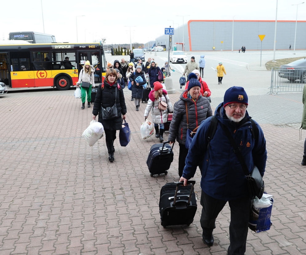 Uchodźcy w Warszawie to już 10 proc. mieszkańców stolicy. Śpią w hali targowej, na boisku i w biurowcu