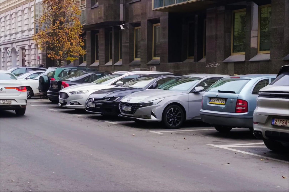 Pełne parkingi na ulicach