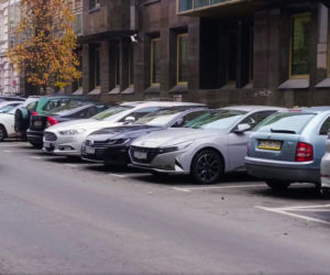 Pełne parkingi na ulicach