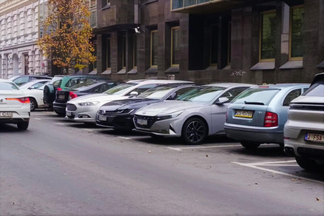 Pełne parkingi na ulicach