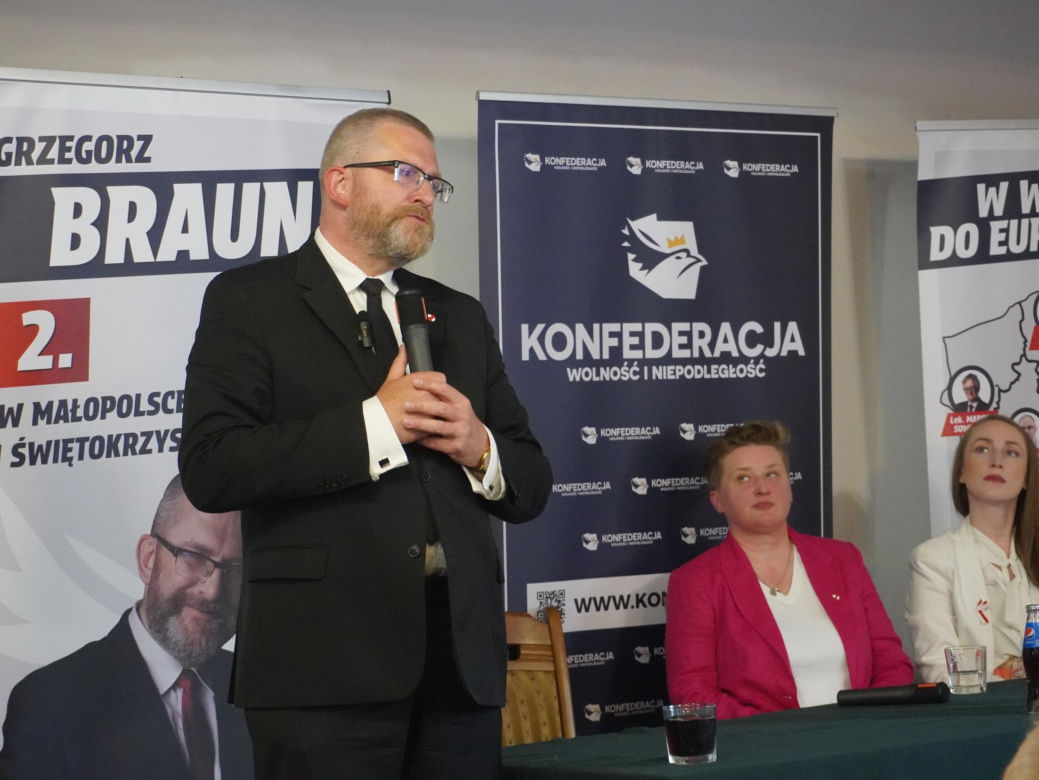 Tłumy na spotkaniu z Grzegorzem Braunem w Tarnowie. Mieszkańcy przynieśli gaśnice