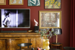 To wnętrze jest rajem dla miłośników designu. Pełno w nim skarbów, jak globus z lat 30. 