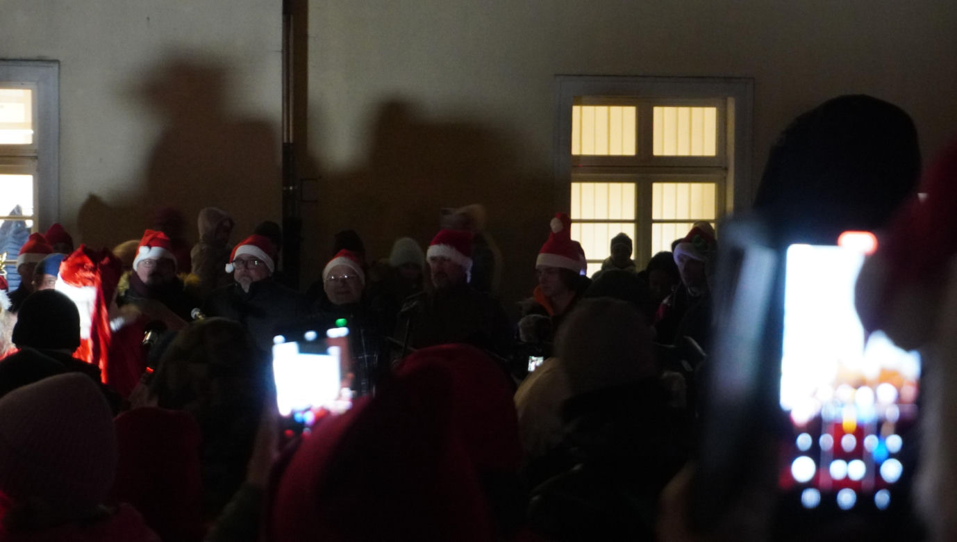 Święta w Olsztynie odpalone! Na Starym Mieście rozbłysła piękna choinka [ZDJĘCIA]