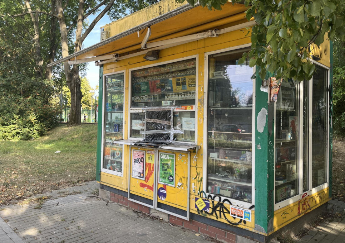 22-latek włamał się do kiosku. Nagrała go kobieta myjąca okna