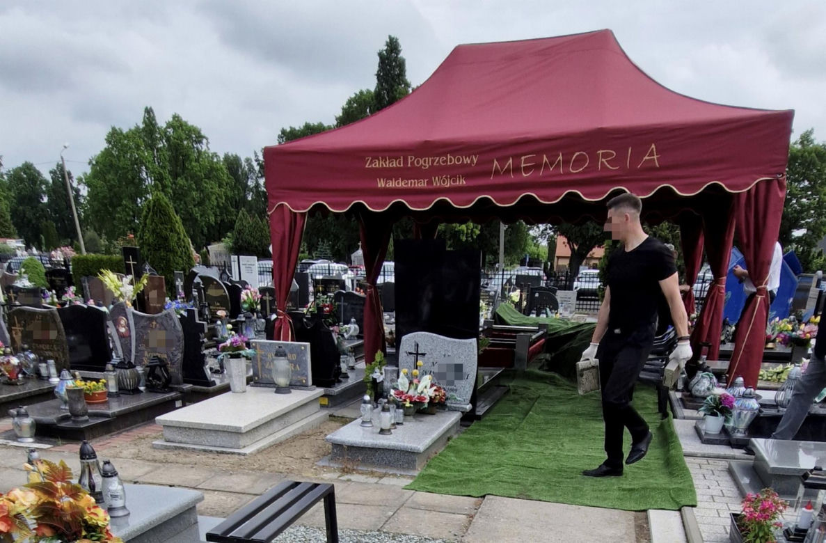 Przejmujący pogrzeb Michała w Inowrocławiu. Bliscy pożegnali 27-latka, który zmarł po policyjnej interwencji
