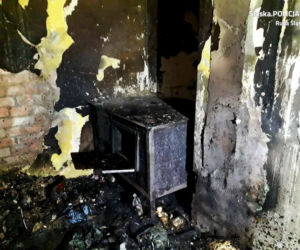 Potężny pożar w Rudzie Śląskiej. Policjanci wytargali z płomieni starszego mężczyznę!