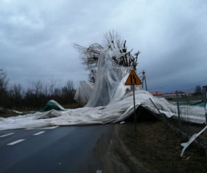 Wiatr zerwał halę sportową w Łajskach