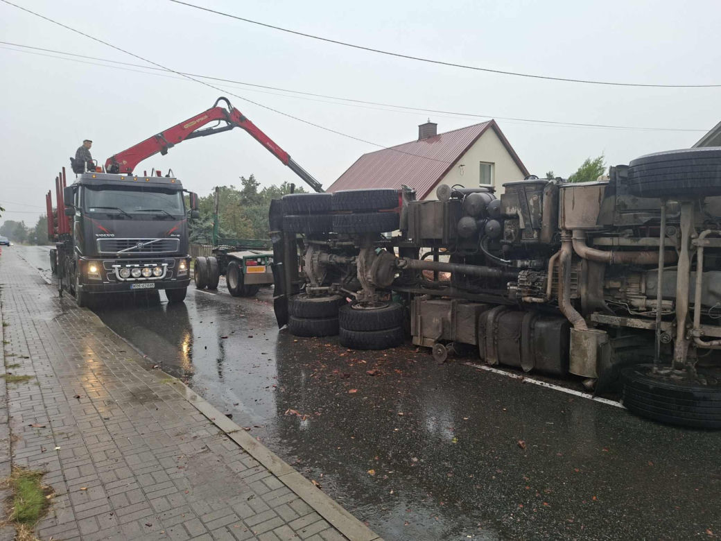 Wypadek w Mircu! Przewróciła się ciężarowka z drewnem, uszkodziła gazociąg