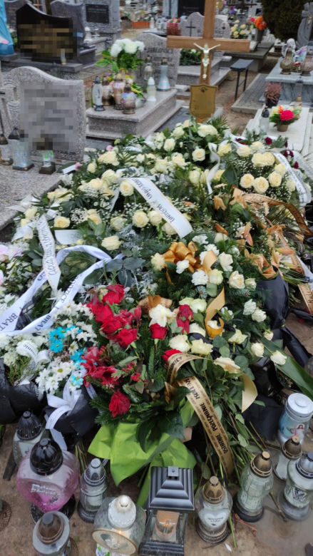  Cała wieś pożegnała zamordowanego Mateusza (†23 l.) i kolorowymi kwiatami zasypała jego grób