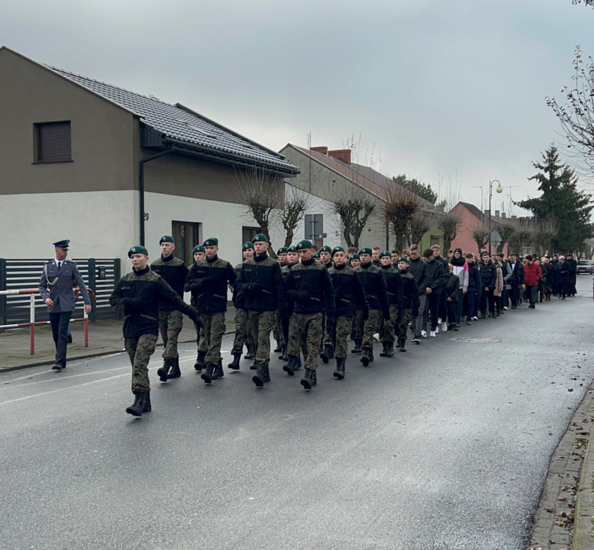 Uczniowie pierwszych klas w Kleczewie ślubowali na nowy sztandar