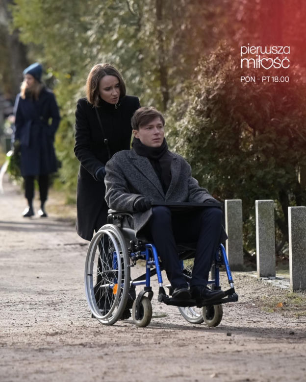 Pierwsza miłość odc. 3983. Krystian (Patryk Pniewski), Melka (Ewa Jakubowicz) - pogrzeb Michała
