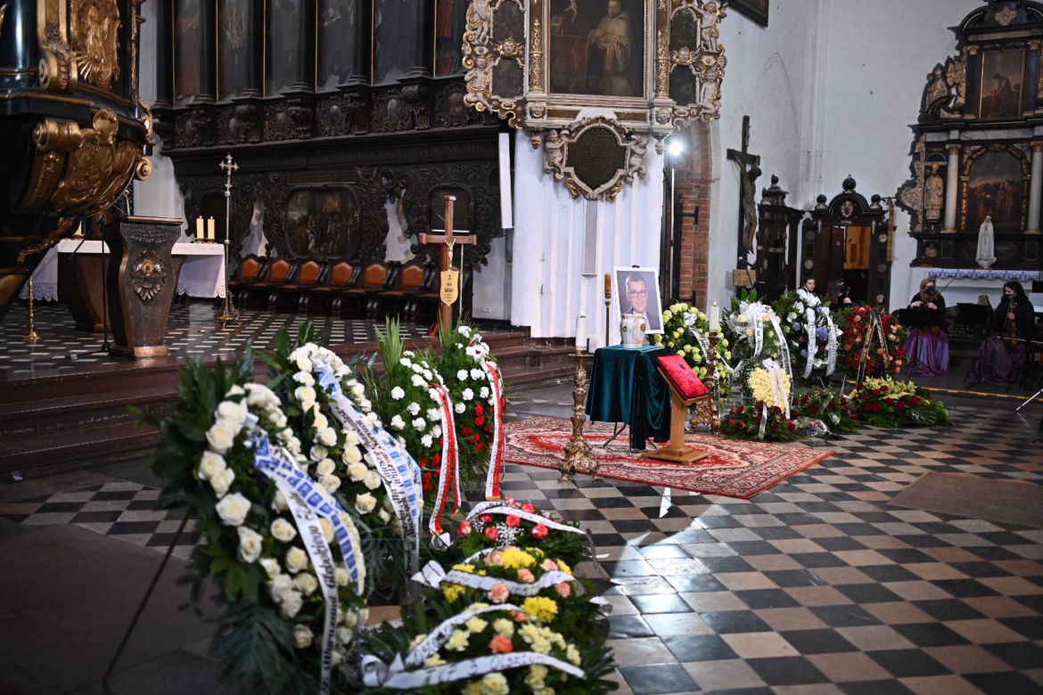 GDAŃSK: Pogrzeb Piotra Świąca. Dziennikarza żegnają tłumy