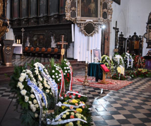 GDAŃSK: Pogrzeb Piotra Świąca. Dziennikarza żegnają tłumy