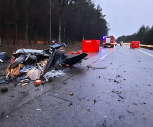 Leśnice. Auto rozerwane na pół! Dwoje 40-latków nie żyje. Dzień wcześniej zginęły tam dwie inne osoby [ZDJĘCIA]
