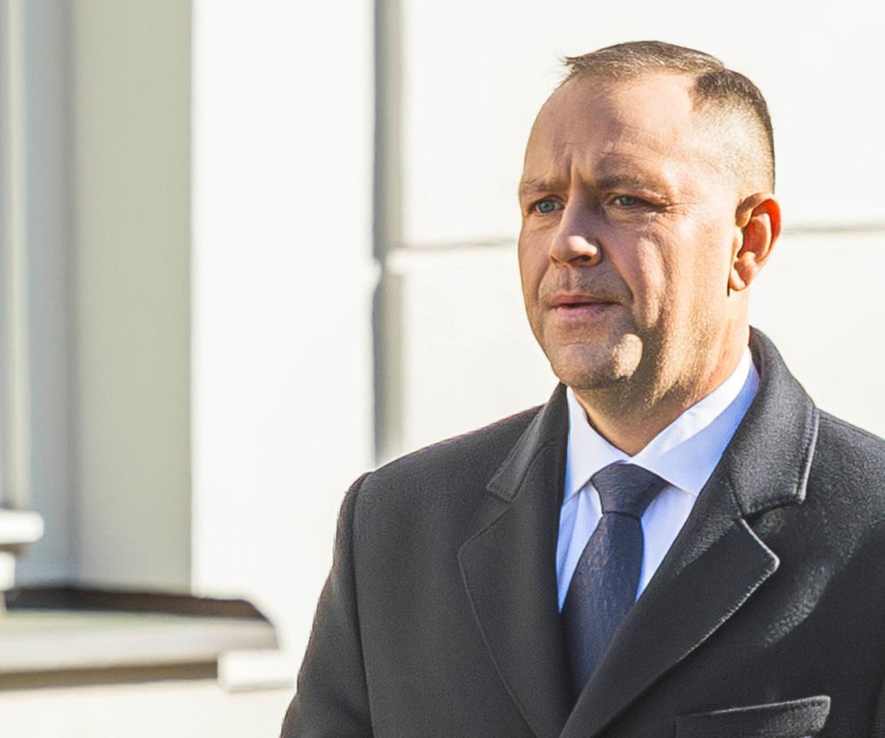 Prezydent Karol Nawrocki w ciemnym płaszczu i krawacie patrzy w bok. O sporze wokół sędziego TK przeczytasz na Eska.