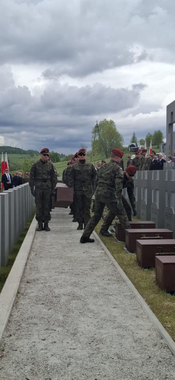 „Dziś wracają do siebie”. Pogrzeb żołnierzy NSZ po dekadach od komunistycznej zbrodni
